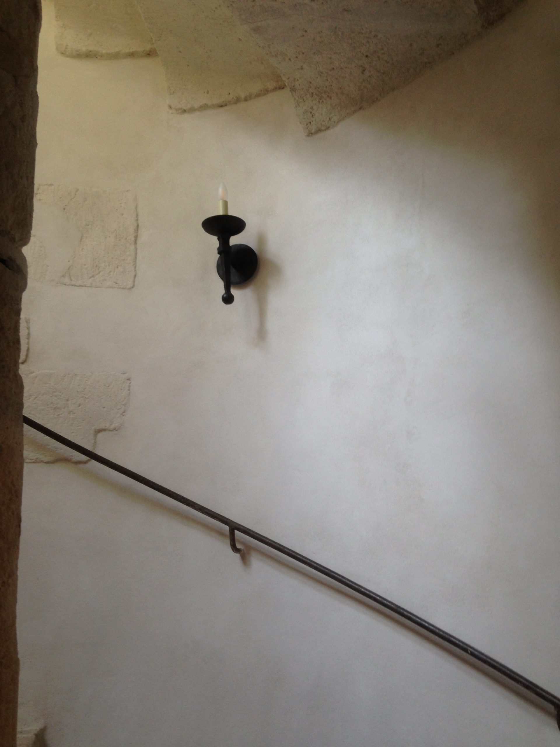 Enduit à la chaux, Enduit patrimoine, enduit dans tourelle, enduit Vézelay, enduit monument historique, badigeon à la chaux, enduit dans escalier tour, enduit écru, enduit traditionnel patrimoine