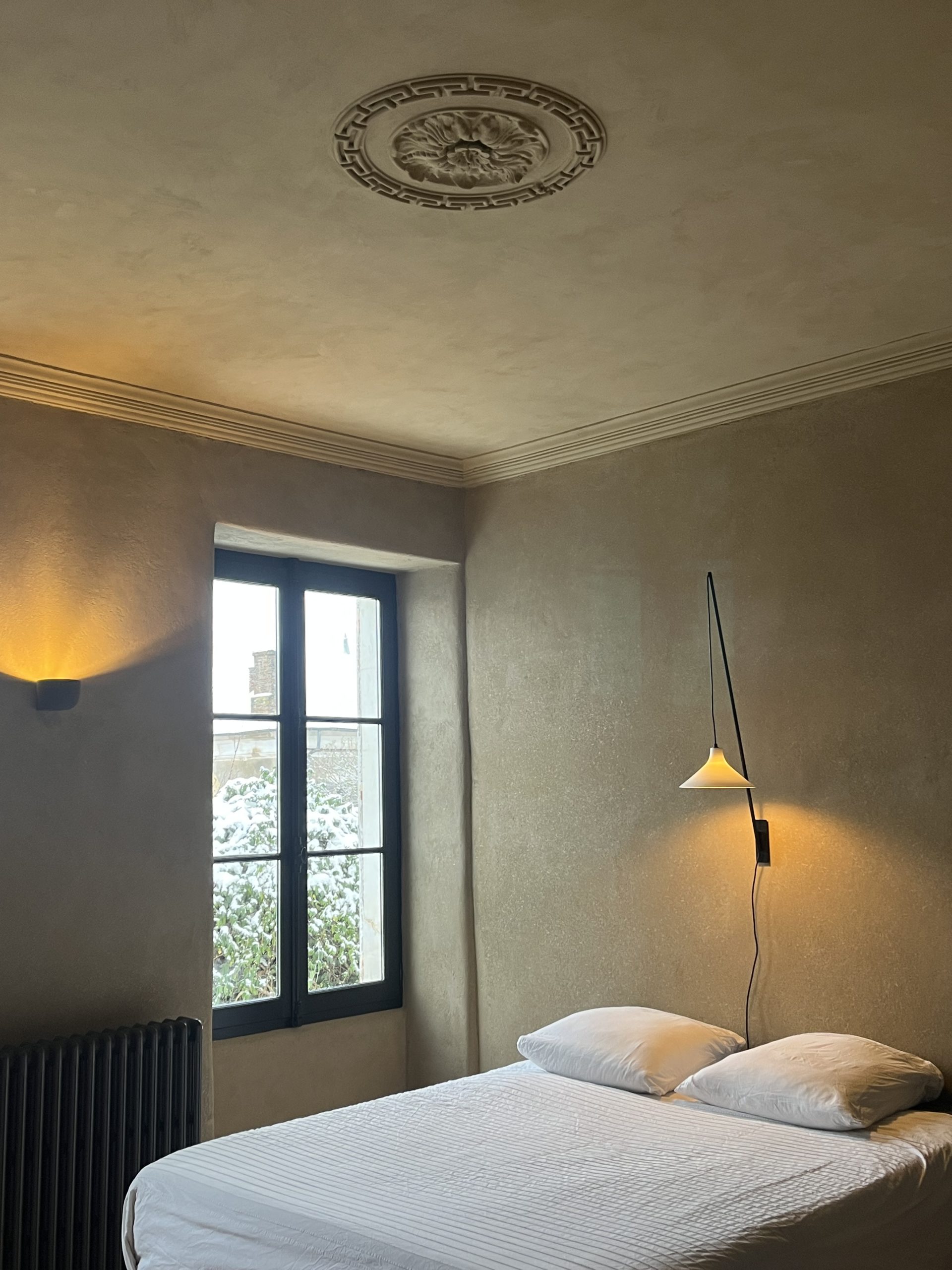 Elégance et sobriété ; la simplicité des enduits terre ; enduits à l'argile ; la matière et l'élégance ; la matière à l'état pur ; design intérieur ; enduit terre et céramique ; contraste moderne traditionnel ; enduit traditionnel ; enduit brut et design ; luminaire sur enduit terre crue ; minéralité et modernité ; confort intérieur enduit naturel ; enduit perspirant ; enduit sain et écologique ; élégance de la terre ; beauté de la terre ; enduits Argilus ; Monocouche Argilus Charleroi ; 