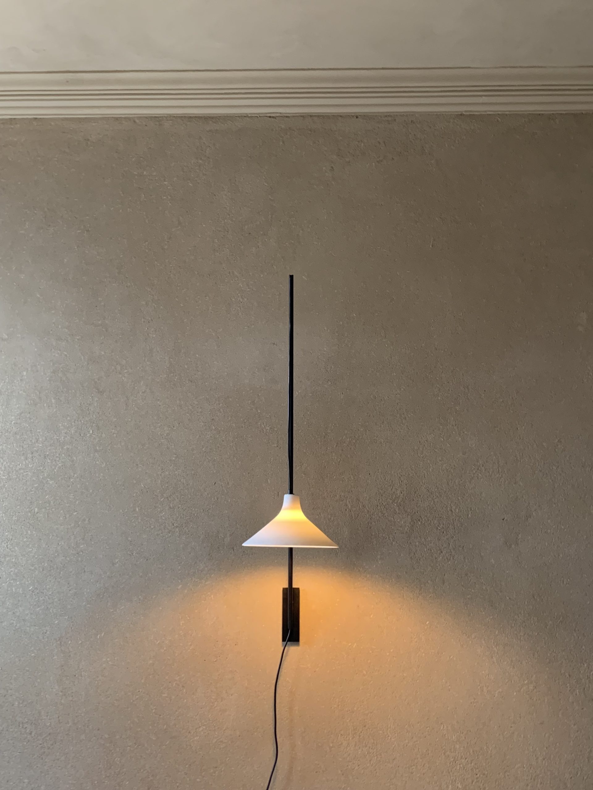 design intérieur ; enduit terre et céramique ; contraste moderne traditionel ; enduit traditionnel ; enduit brut et design ; luminaire sur enduit terre crue ; minéralité et modernité ; confort intérieur enduit naturel ; enduit perspirant ; enduit sain et écologique ; élégance de la terre ; beauté de la terre ; enduits argilus ; Monocouche Argilus Charleroi ;  ; 