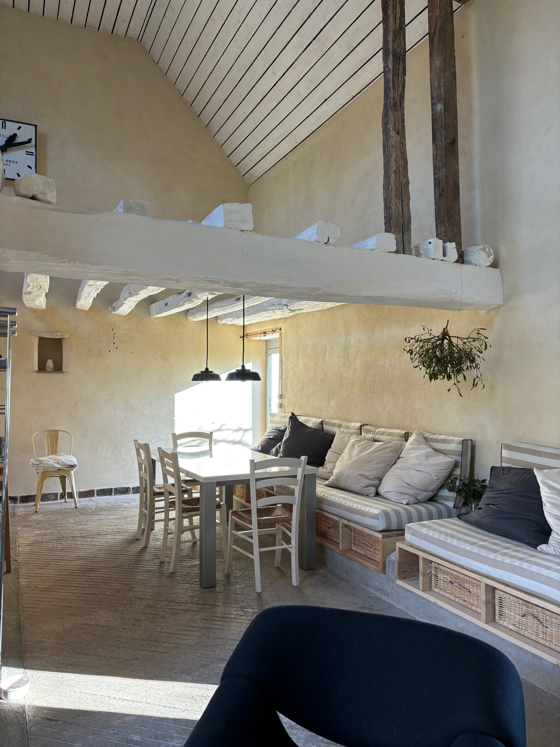 enduit terre crue salon salle à manger ; finition à l'argile dans le salon ; finition argile salle à manger ; Monocouche blanc cassé ; Enduit terre blanc ; enduit argile blanc ;