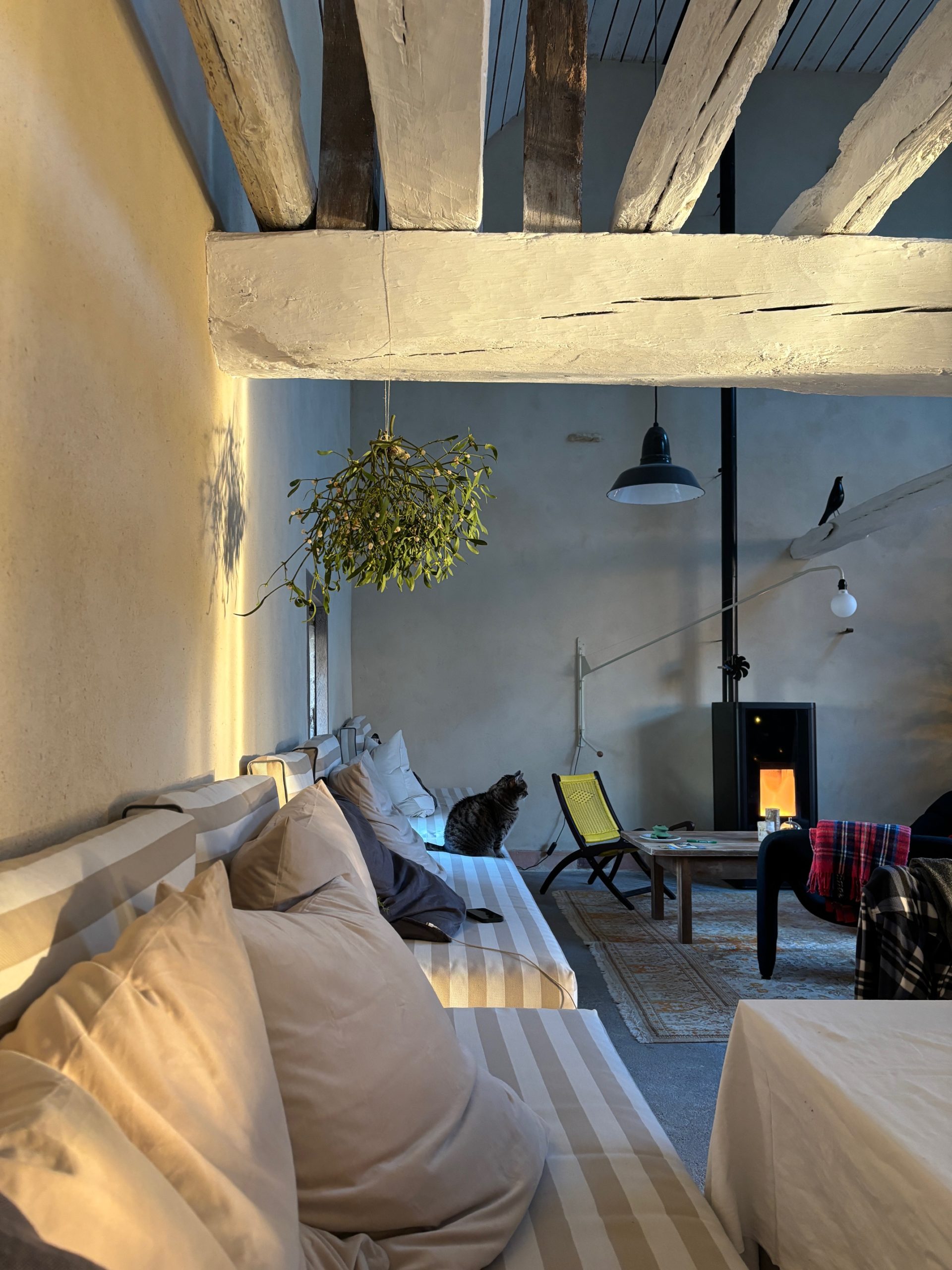 maison d'hôte au naturel ; je rénove ma maison au naturel ; rénovation saine et écologique ; la beauté de la terre crue ; Enduit Monocouche à l'argile blanc ; finition en terre crue ; enduit de terre crue blanc ; Argilus Monocouche Blanc Cassé ; la déco au naturel ; ambiance Chill avec la terre ; détente au salon avec la terre crue ; détente dans ma maison de campagne ;  ma maison de campagne en Bourgogne ; ma maison de campagne dans la Nièvre ; aménagement maison de campagne Bourguignonne ; l'autre Bourgogne ; un intérieur authentique ; maison de campagne en toute simplicité ; maison de campagne à l'état pur ; une déco à l'état pur ; un salon chillout 