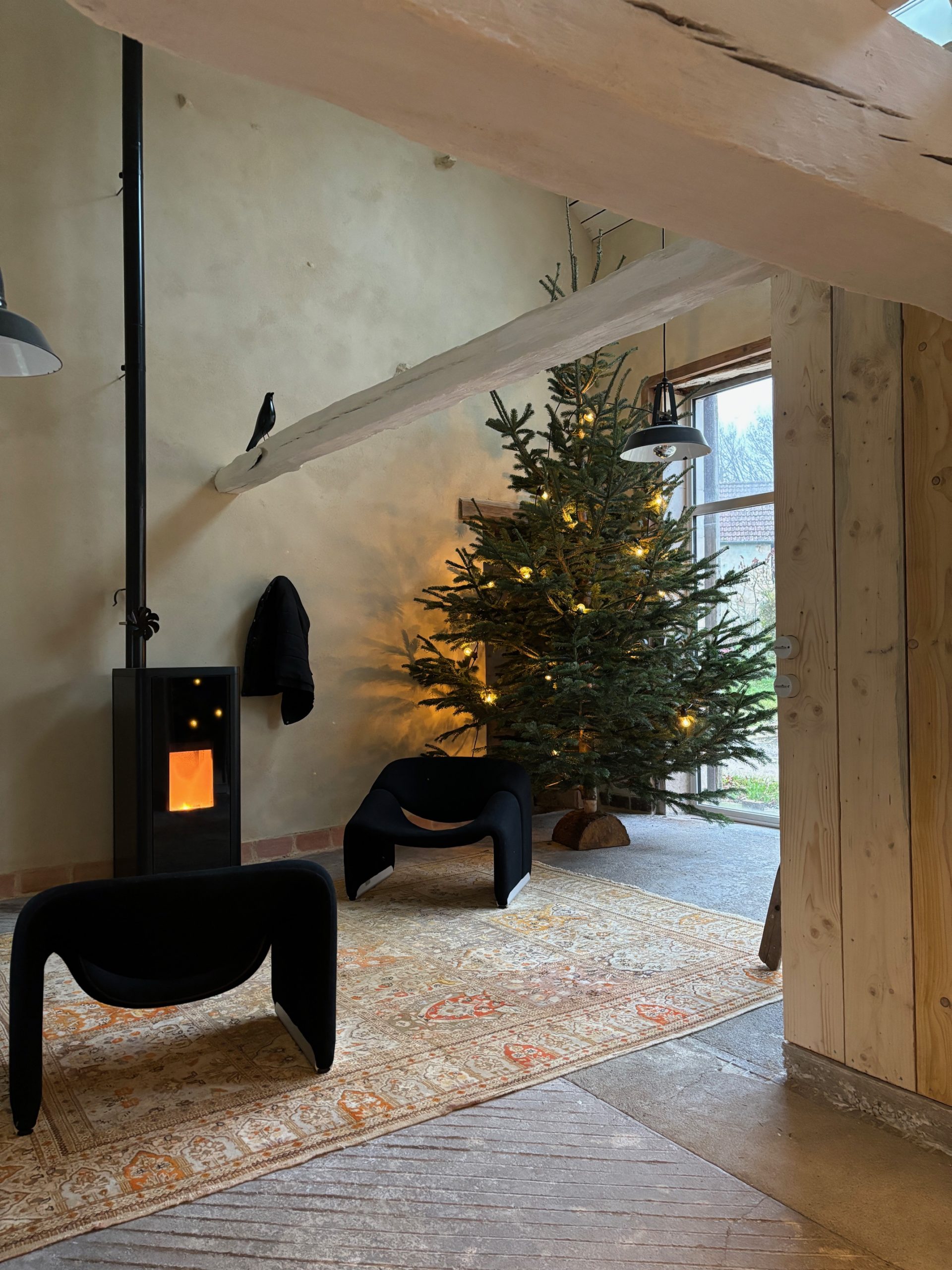 Monocouche blanc cassé ; Enduit terre blanc ; enduit argile blanc ; enduit cosy ;Noël à la campagne ; enduit terre crue maison de campagne ; maison fermette Bourgogne ; un Noël au coin du feu ; maison d'hôte au naturel ;