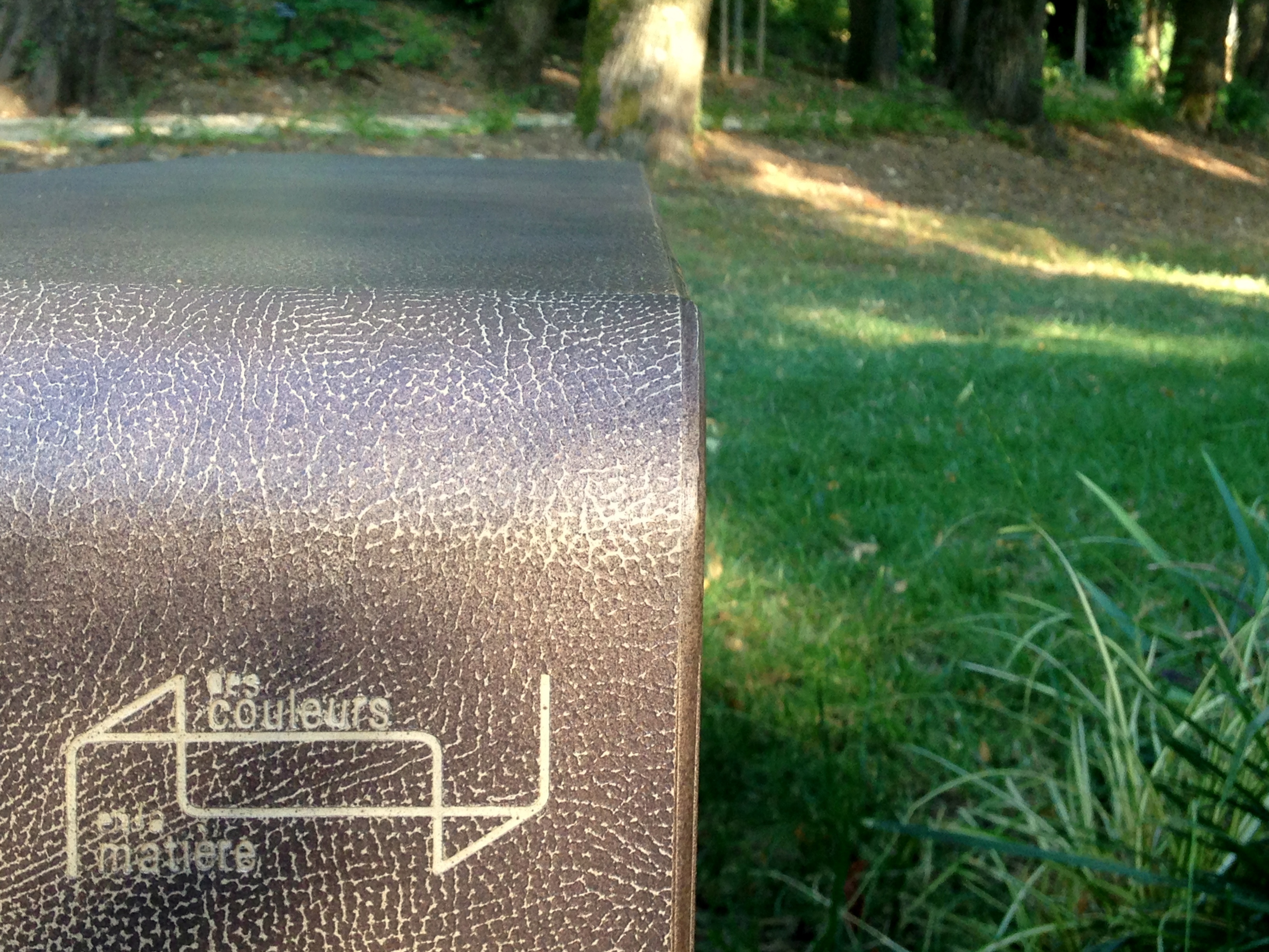 Banc béton cuir galuchat patiné ; mobilier extérieur ; banc extérieur ; banc de jardin en béton ; banc incassable ; banc résistant au gel ; banc design ; banc contemporain de jardin ; mobilier permanent ; banc permanent ; banc extérieur sans entretien ; banc non gélif ; banc texturé ;