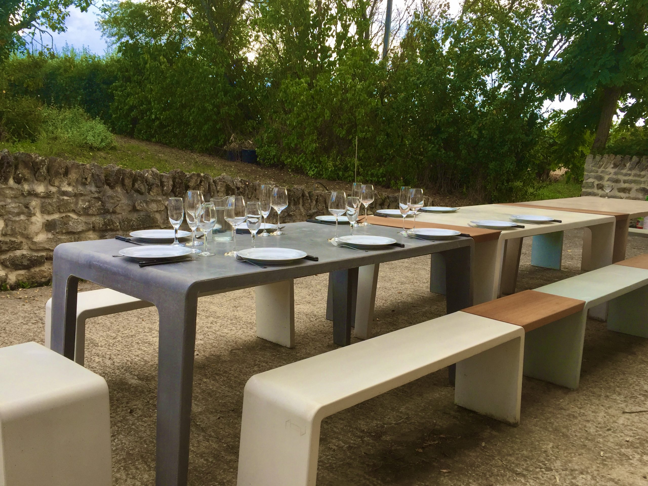Grande table d'extérieur ; table en enfilade ; ensemble de jardin 24 personnes ; table extérieur famille nombreuse ; ensemble de jardin pour grande famille ; ensemble de jardin 24 personnes ; 24 convives autour d'une table ; table pour grande famille ; table de jardin pour grande famille ; table avec 24 places ; table à rallonges 24 personnes ; l'alliage du bois et du béton pour une table extérieure ; table extérieur grand format : table de jardin extra large ; table de jardin king-size ; table de jardin de château ; enfilade de tables ; tables permanentes en enfilade pour accueillir 24 personnes ; tables de jardin sur mesure ; table artisannale grand format de jardin ; mobilier de jardin permanent ; mobilier sans entretien ; du béton au jardin ; des tables en béton pour accueillir une grande famille ; la grande famille réunie autour d'une table ; ;