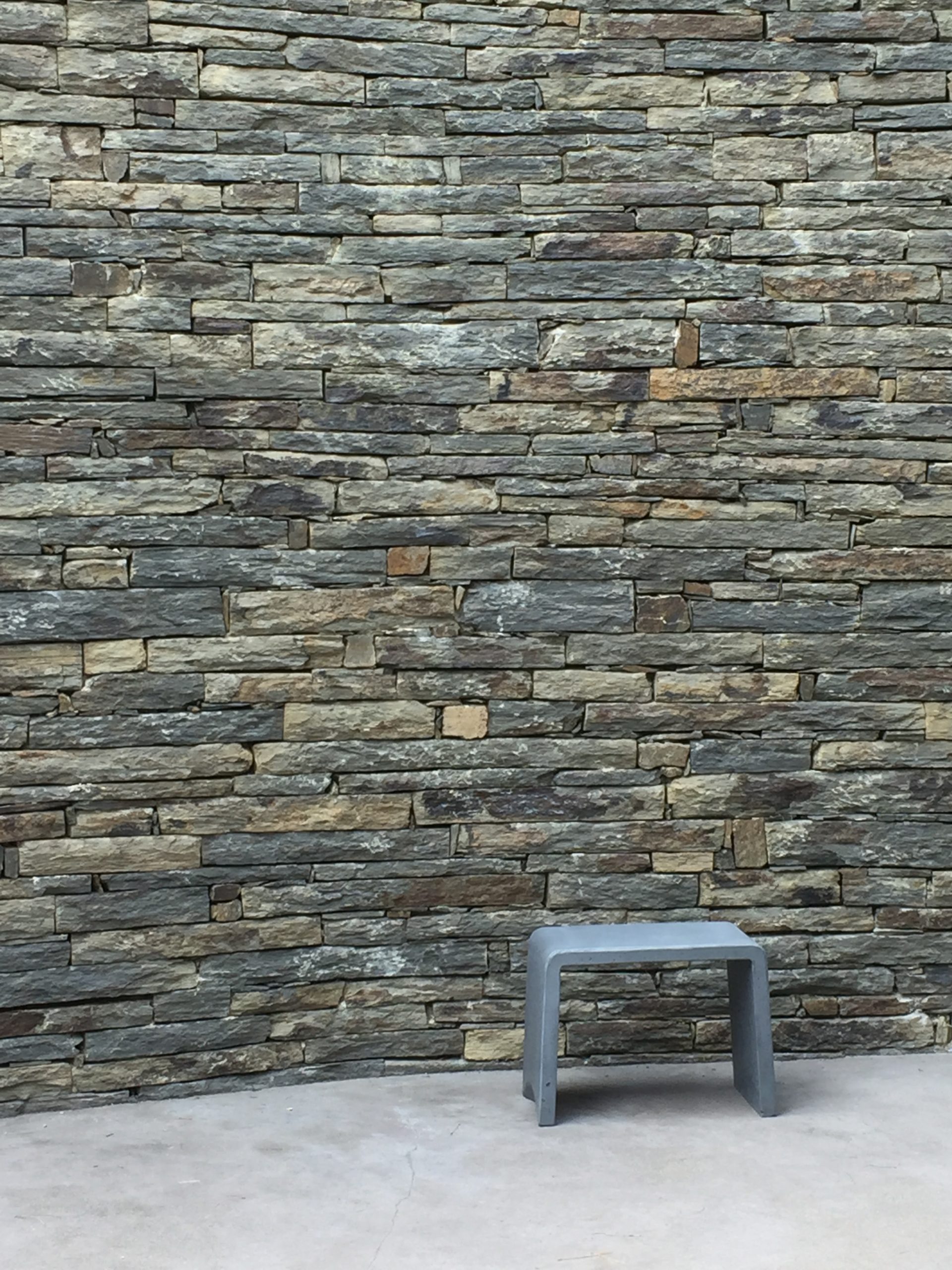 La simplicité à l'état pur ; pureté du béton ; simplicité du béton ; sobriété et architecture ; architecture simple et contemporaine ; des lignes pures et simples ; des lignes épurées ; minéralité dans l'architecture ; la pierre et le béton ; banc individuel en béton ; banc 