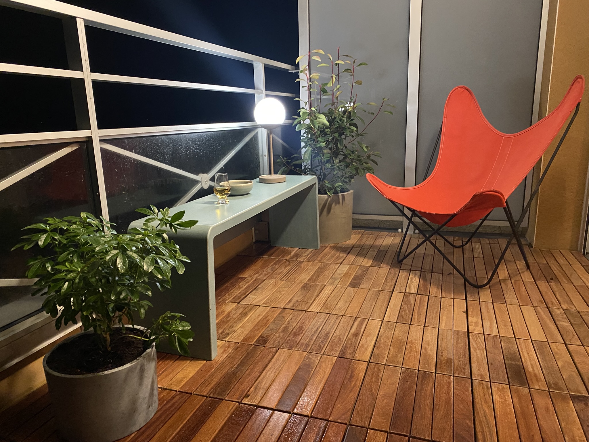 assise et tables basse ; agencement de petits espace ; contarste de couleurs et de matière en terrasse ; accords de matières en terrasse ; oser la couleur ; touches de modernityé ; accord béton parquet ; accord béton bois ; la matière en couleur ; matières et couleurs ; couleurs et matières ; des couleurs en la matière ; mobilier artisannal ; banc teinté dans la masse en béton ; banc céladon ; accord de couleurs ; banc d'extérieur céladon ; banc bleu turquoise ; teck et béton ; banc sur terrasse