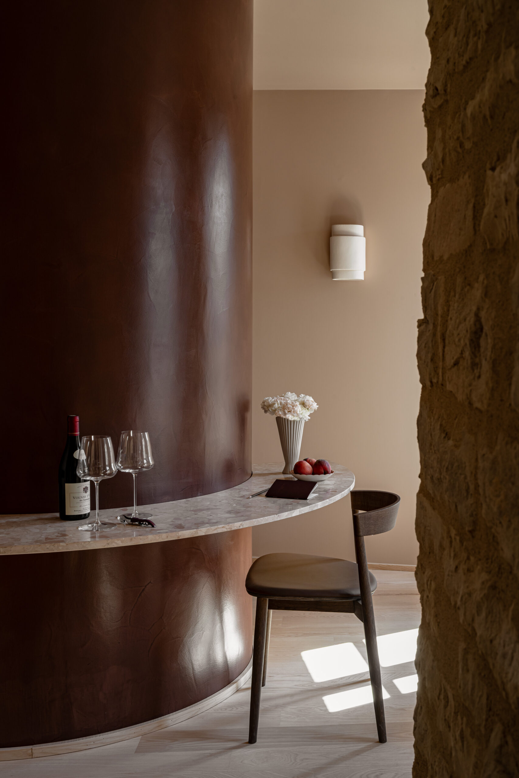 Se reposer au Chevreuil ; équilibre et élégance dans les matériaux ; Accord parfait des matières ; Douche en béton ciré ; douche sans joint ; Hôtel aison Le Chevreuil ; Hotel Meursault ; Hôtel en béton ciré ; hôtel Le Chevreuil ; salles de bain en béton ciré de chaux ; béton ciré de chaux ; Betostuc  Dolci ; élégance douche ; béton ciré lie de vin ; douche en forme de fût ; le thème du vin décliné jusque dans la douche ; suite de l'hôtel Le Chevreuil en Bourgogne ; Le charme des arrondis ; la douceur du béton ciré ; la finesse et l'élégance du béton ciré dans les douches de l'hôtel  ; le mariage des éléments au service de la décoration de l'hôtel Le Chevreuil ; pierre et béton ciré ; le lie de vin couleur tendance ; décoration et béton ciré ; la pureté du béton ciré ; déco sophistiquée au Chevreuil ; la vigne est présente partout au Chevreuil ; 