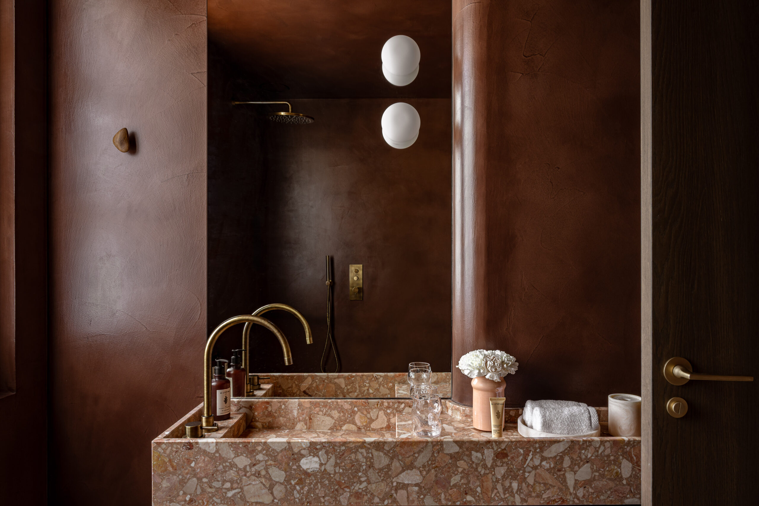 Douche en béton ciré ; douche sans joint ; Hôtel aison Le Chevreuil ; Hotel Meursault ; Hôtel en béton ciré ; hôtel Le Chevreuil ; salles de bain en béton ciré de chaux ; béton ciré de chaux ; Betostuc Dolci ; élégance douche ; béton ciré lie de vin ; douche en forme de fût ; le thème du vin décliné jusque dans la douche ; suite de l'hôtel Le Chevreuil en Bourgogne ; Le charme des arrondis ; la douceur du béton ciré ; la finesse et l'élégance du béton ciré dans les douches de l'hôtel ; le mariage des éléments au service de la décoration de l'hôtel Le Chevreuil ; pierre et béton ciré ; le lie de vin couleur tendance ; décoration et béton ciré ; la pureté du béton ciré ; déco sophistiquée au Chevreuil ; la vigne est présente partout au Chevreuil ;